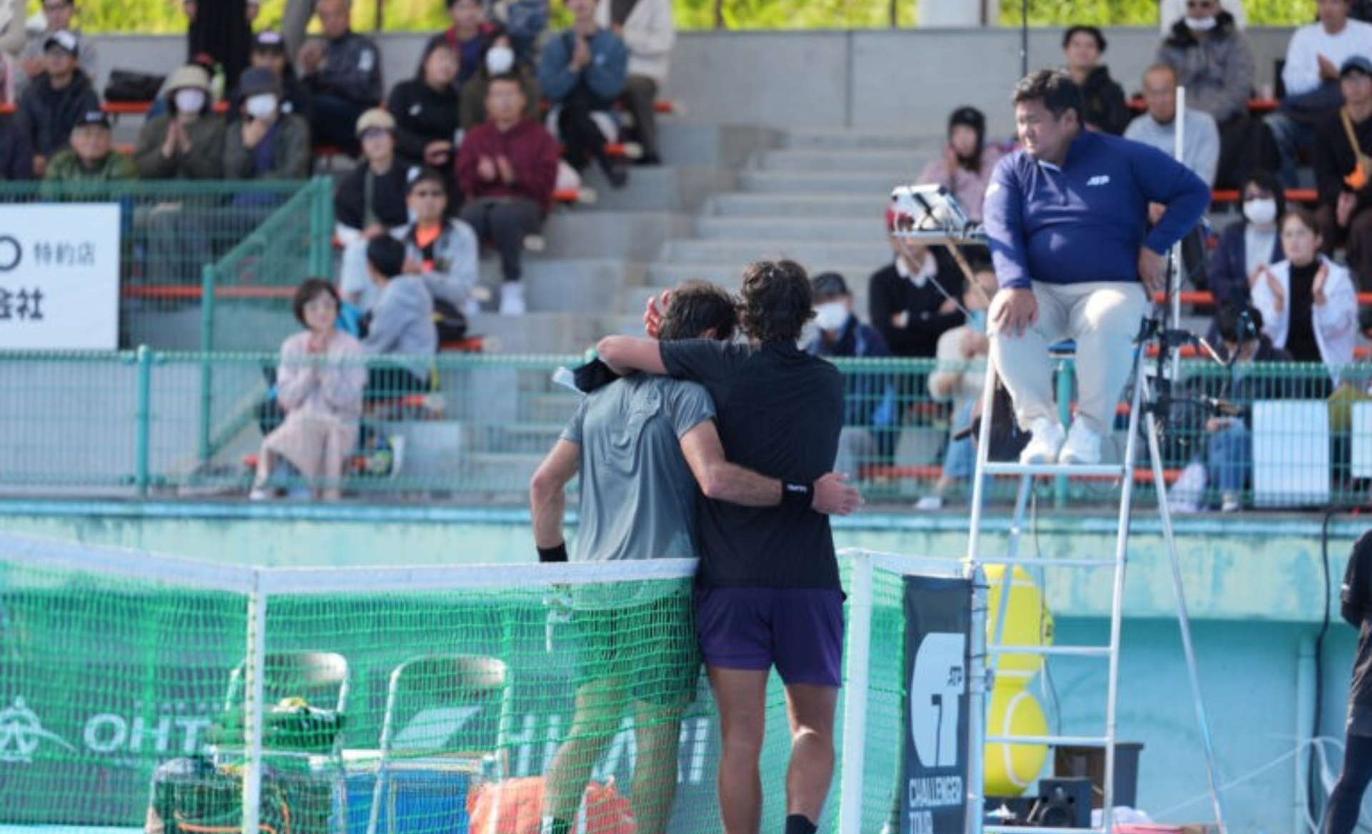 Henrique Rocha abraça Frederico Silva (Foto: Yoshiharu Yokoyama)